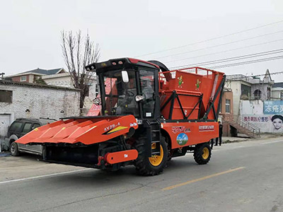 自走式青儲(chǔ)機(jī)